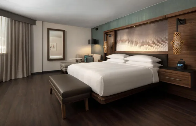 غرفة تنفيذية بسرير كينج مع أريكة، Seattle Airport Marriott 3/3