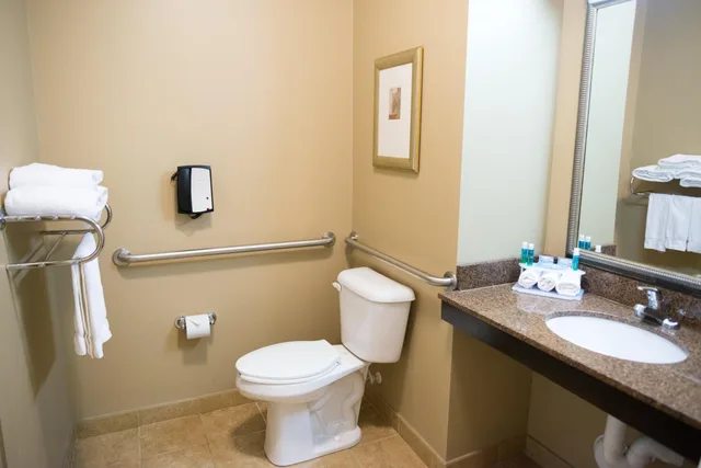 غرفة بسريرين لذوي الإعاقة، Holiday Inn Express Hotel & Suites Northwood 7/10