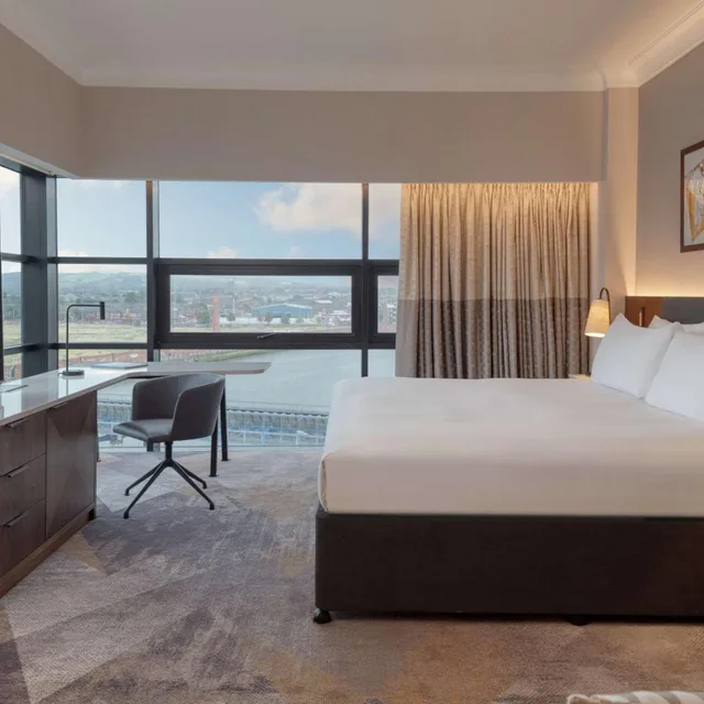 جناح جونيور تنفيذي بسرير كينج بإطلالة مع دخول الصالة، Hilton Belfast 1/7