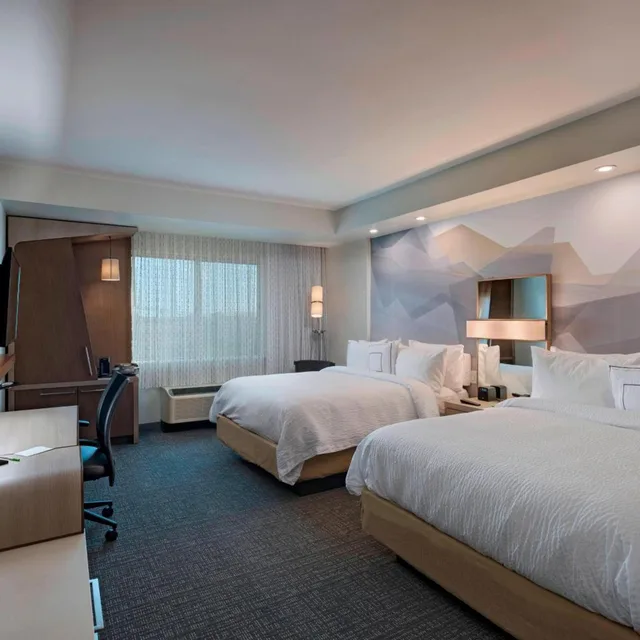 غرفة بسريرين كوين بحوض استحمام لذوي الإعاقة، Courtyard Houston Sugar Land Lake Pointe 2/5