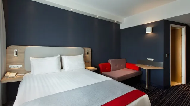 غرفة قياسية بسرير مزدوج مع أريكة، Holiday Inn Express Geneva Airport 3/8