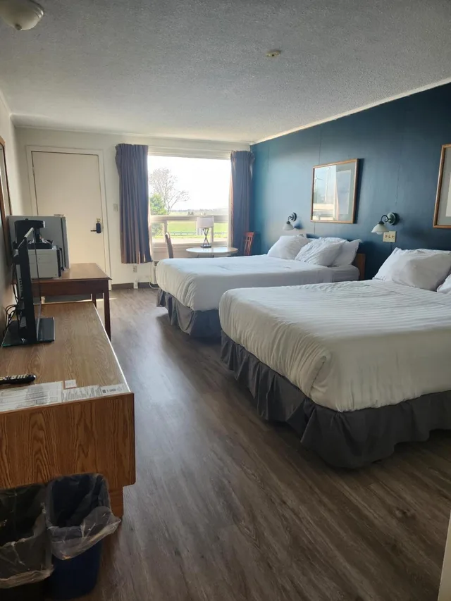 Drive Up, Deluxe, King Bed, 2 Queen Beds, Pet Friendly، Travelodge by Wyndham Amherst 10/10