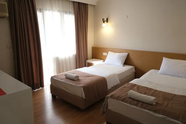غرفة قياسية ثلاثية بثلاثة أسرّة، Üstün Otel Alsancak 10/10