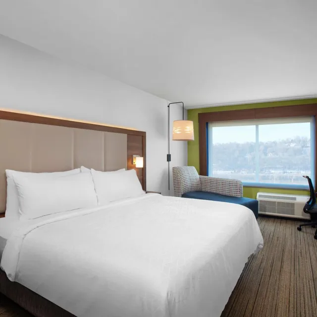 غرفة بسرير كينج في الطابق الأرضي، Holiday Inn Express Charleston-Civic Center 2/4