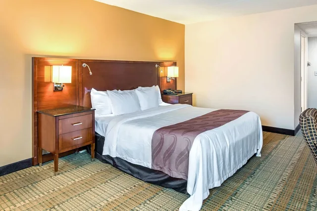 غرفة قياسية بسرير كينج، Quality Inn and Suites Virginia MN 1/4
