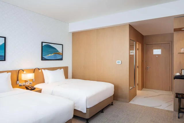 غرفة متصلة عائلية بسرير مزدوج، DoubleTree by Hilton Fujairah City 1/3