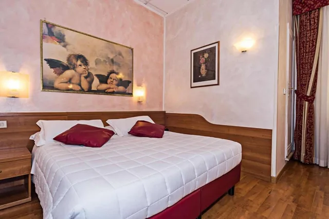 Room, Quadruple, King and Twin Beds, Hotel Julia 3/9