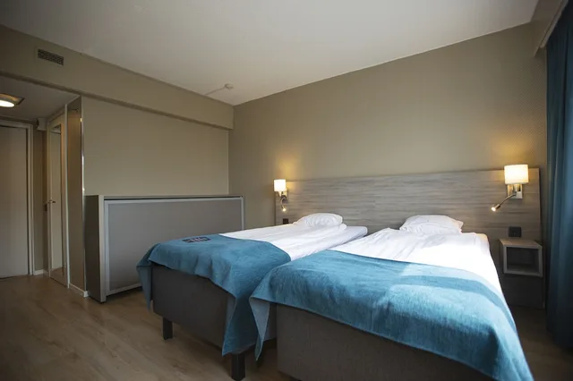 غرفة قياسية بثلاثة أسرّة، Adlon Hotel 2/4