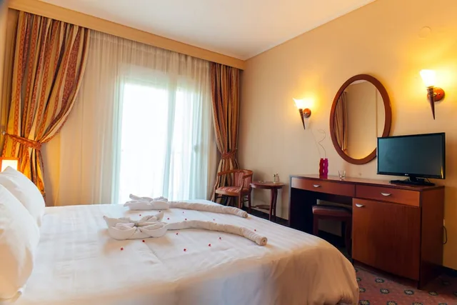 جناح بسرير كينج، Ambassador Hotel 2/6