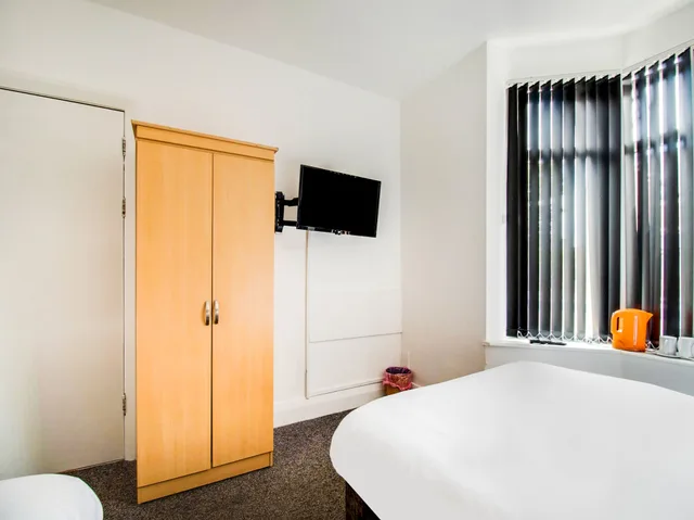 غرفة قياسية بسرير مزدوج بحمام مشترك، OYO The Longlands Hotel 2/2