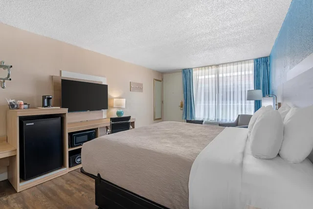 Room, King Bed, Pool Side، Quality Inn & Suites Conference Center 7/9