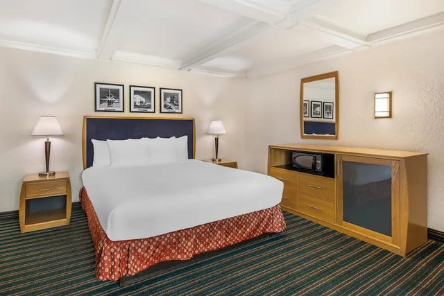 غرفة قياسية بسرير كينج بإطلالة على المسبح بشرفة، Best Western Pine Tree Motel 3/4