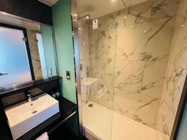 غرفة بريميوم بسريرين منفصلين بإطلالة على النهر، Crowne Plaza London - Kingston 7/10