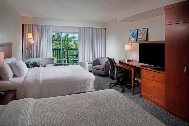 غرفة عائلية بسريرين كوين بشرفة مع أريكة، Courtyard Fort Lauderdale Airport and Cruise Port 1/2