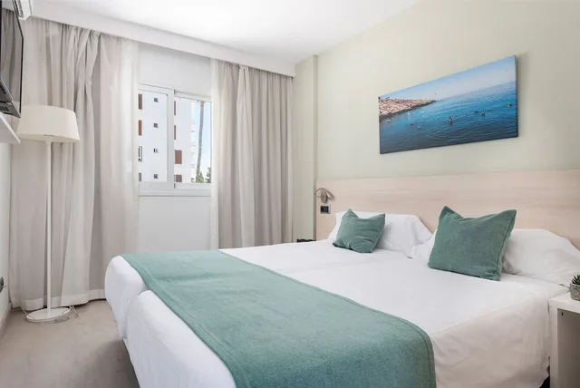 شقة بسريرين منفصلين بإطلالة على الحديقة بشرفة مع أريكة، Olive Beach Apartments 3/9