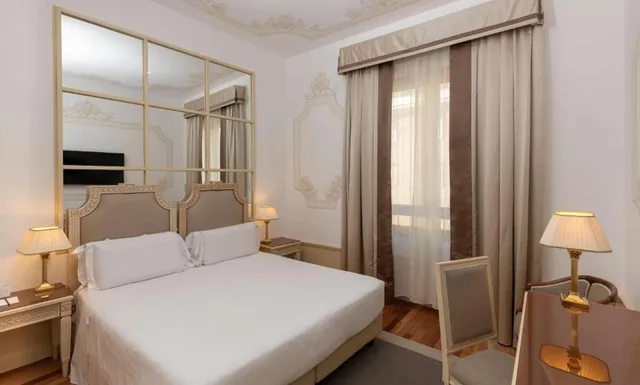 غرفة عائلية بسريرين منفصلين وسرير كوين مع أريكة، Radisson Blu Ghr Hotel Rome 2/6