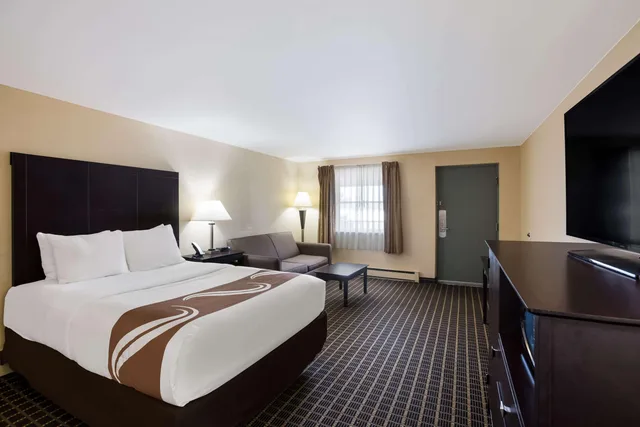 Upstairs, Single, Queen Bed, No Elevator، Quality Inn & Suites Big Rapids near University 3/7