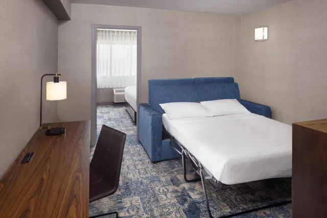 جناح بسرير كينج بغرفة نوم واحدة مع أريكة في طابق مرتفع، Four Points by Sheraton Edmonton South 3/6