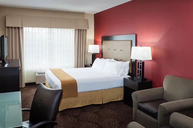 غرفة بسرير كوين، Wyndham Garden Anchorage Airport 1/2