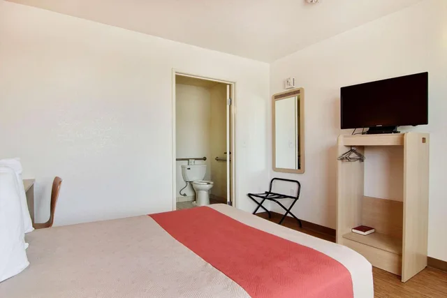 غرفة بسرير كوين، Motel6 Fort Stockton, TX 8/10
