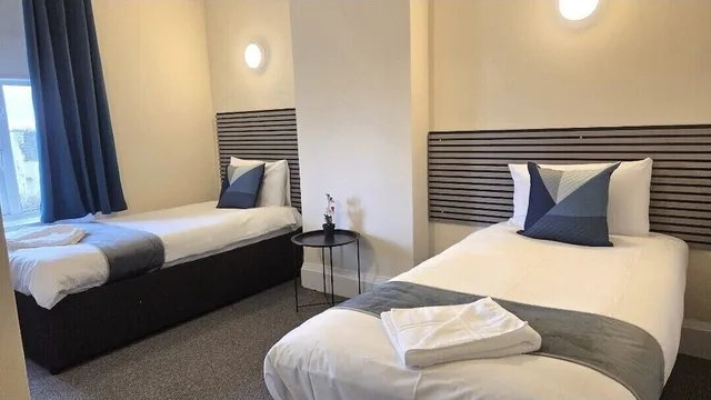 غرفة عائلية رباعية بسرير مزدوج وسريرين منفصلين، Devonshire House Hotel 1/4