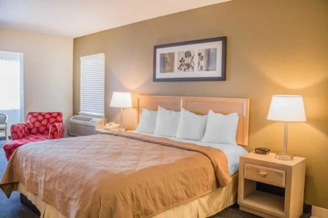 غرفة بسرير كينج بإطلالة على البحيرة مع أريكة بحوض جاكوزي، Quality Inn Port Clinton Waterfront 3/3