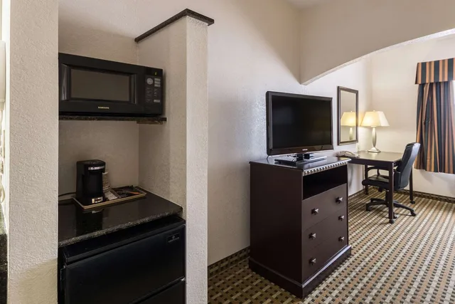 جناح بسرير كينج، Quality Suites Burleson - Ft. Worth 2/2
