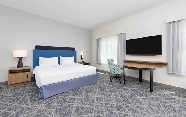 غرفة بسرير كينج، Hampton Inn & Suites Little Rock Airport 2/3