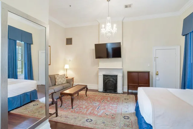 جناح جونيور بسريرين كوين، Andrew Jackson Hotel 3/6
