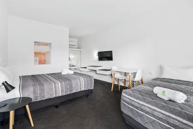 Standard, 1 Queen and 1 Single Bed, Comfort Inn Commodore Albury 1/6