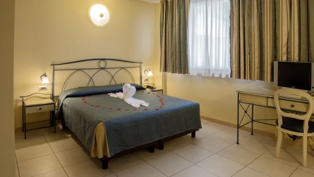 Standard, Triple, 1 Double and 1 Single Bed, Murphy Bed, Murphy Balcony، Hotel Lovere Resort And Spa 5/8