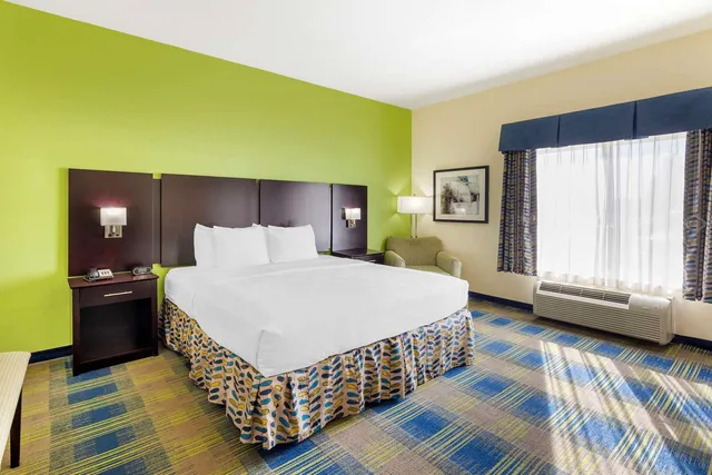 غرفة بسرير كينج بمطبخ صغير، Best Western Plus Pratt 2/3
