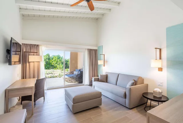 Suite, King Bed, Beach Side, Sofa، Wyndham Tortola BVI Lambert Beach Resort 2/3