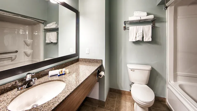 جناح بسريرين كوين مع أريكة بمنطقة جلوس بمطبخ صغير، Best Western Plus Liverpool Hotel & Conference Centre 7/9