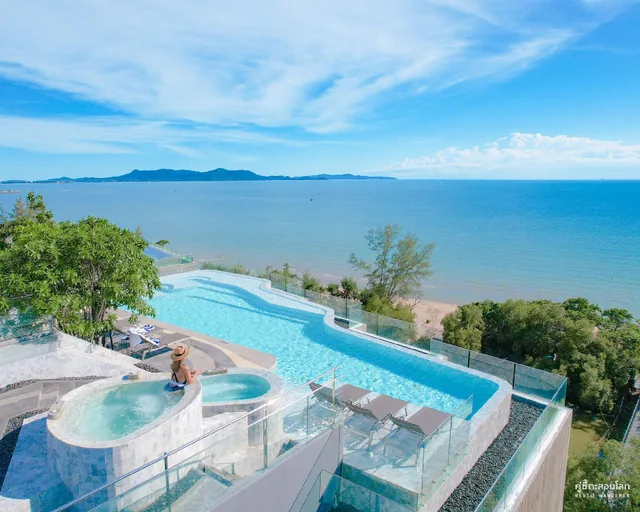 Deluxe King, Bayphere Hotel Pattaya JC 11/12