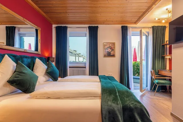 غرفة قياسية بسرير كوين بإطلالة على البحيرة بشرفة، Hotel Schlossblick Chiemsee 1/5