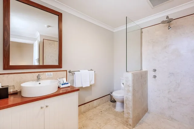 Basic, Caves House Hotel & Apartments Yallingup 2/2