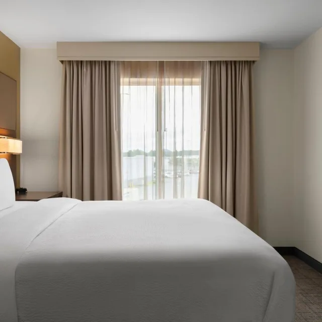 جناح بسرير كينج بغرفة نوم واحدة مع أريكة لذوي الإعاقة، Residence Inn Kingston 2/10