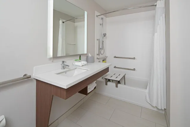 جناح بسريرين لذوي الإعاقة، Holiday Inn Express Hotel Suites Seattle Sea Tac Airport 2/2