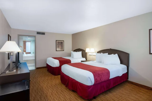 Courtyard, Standard, 2 Queen Beds، Ramada by Wyndham Kissimmee Gateway 3/7