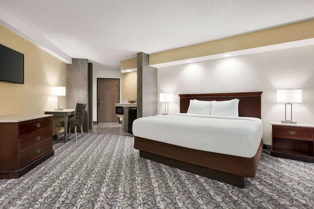 غرفة بريميير بسرير كينج، Travelodge by Wyndham Coffeyville 2/6
