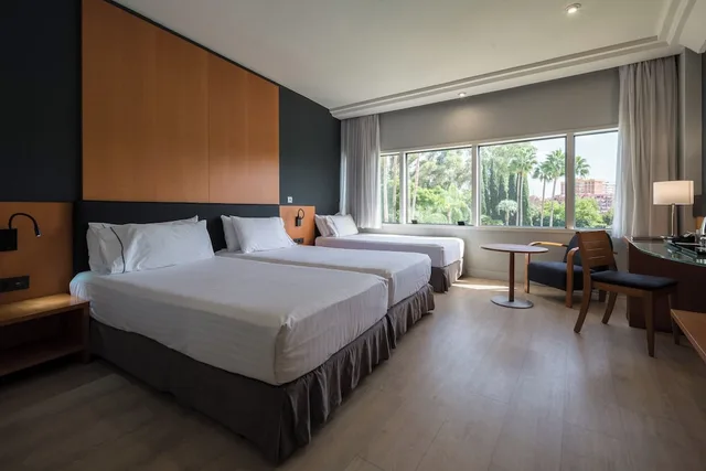 غرفة ثلاثية بسريرين منفصلين مع أريكة، Eurostars Al-Andalus Palace 3/5