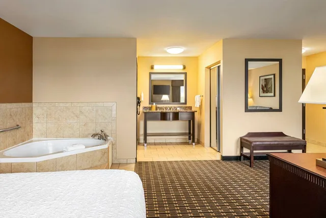 جناح استوديو بسرير كينج بحوض جاكوزي، Hampton Inn And Suites Pine Bluff 2/2