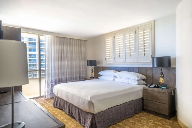 1 Bedroom, Suite, King Bed, Waikiki View، Embassy Suites By Hilton Waikiki Beach Walk 1/1