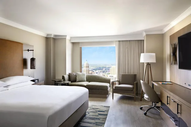 غرفة بسرير كينج مع أريكة، San Antonio Marriott Rivercenter on The River Walk 3/8