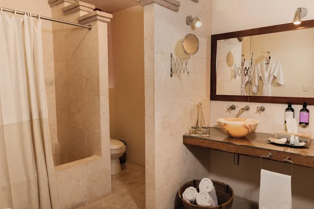 Master, Suite, King Bed, Jetted Tub، Hacienda Sepulveda Hotel Spa 9/10