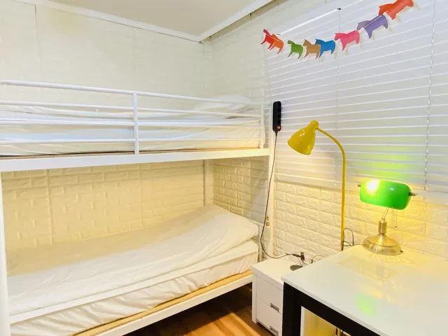غرفة بسريرين منفصلين وسرير بطابقين، Aroha Guest House 3/6