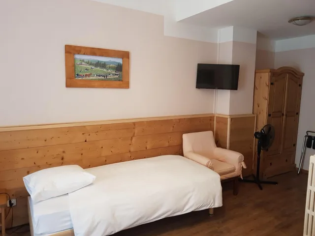 غرفة ثلاثية، Hotel De Geneve 10/10