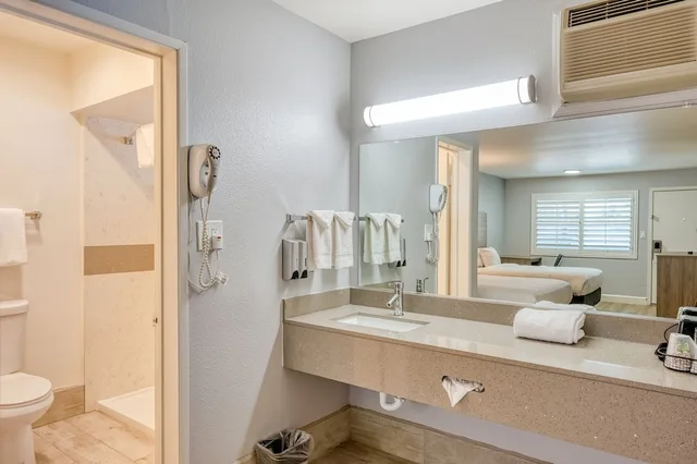 غرفة قياسية بسريرين كوين، Vagabond Inn San Luis Obispo 6/7