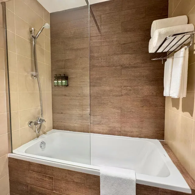 جناح بسرير كينج بإطلالة على البحر بغرفة نوم واحدة يُسمح فيها بالحيوانات الأليفة، Staybridge Suites Doha Lusail 9/10